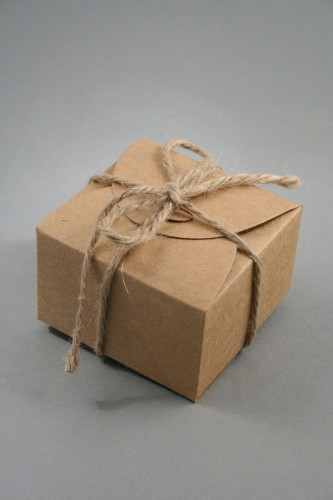Square Natural Brown Gift Box with String. This Item Comes Flat Packed. Approx Size: 7.5cm x 7.5cm x 4.5cm.