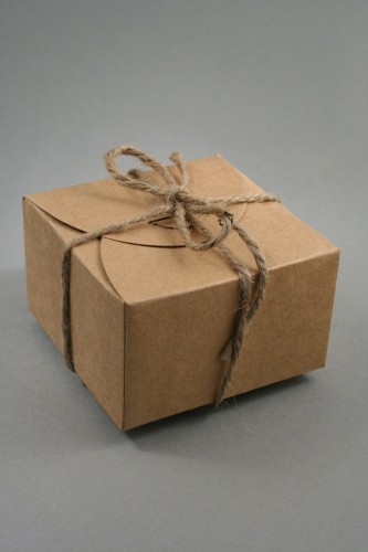 Square Natural Brown Gift Box with String. This Item Comes Flat Packed. Approx Size: 10.5cm x 10.5cm x 6.5cm.